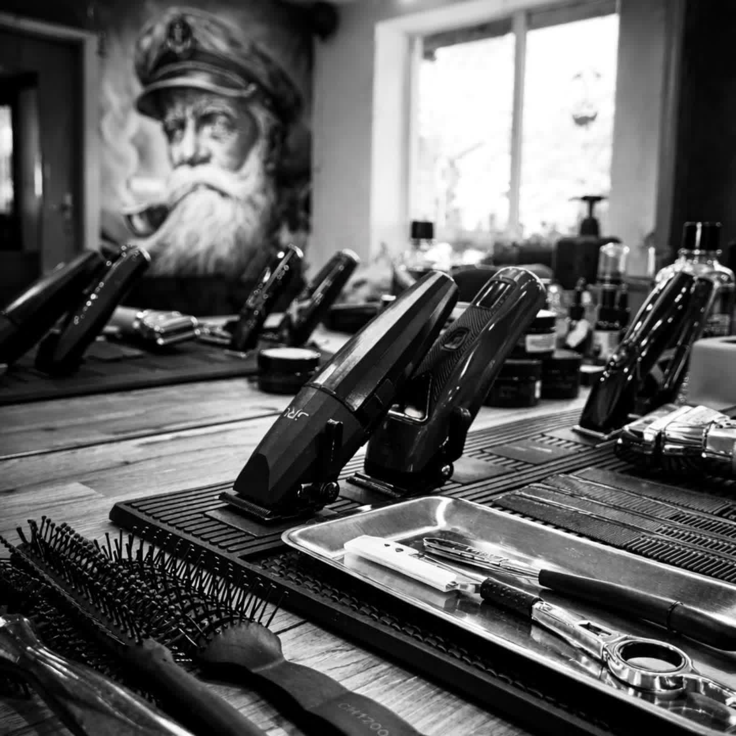 Mural kapitana z fajką na ścianie salonu Barber The Sailor