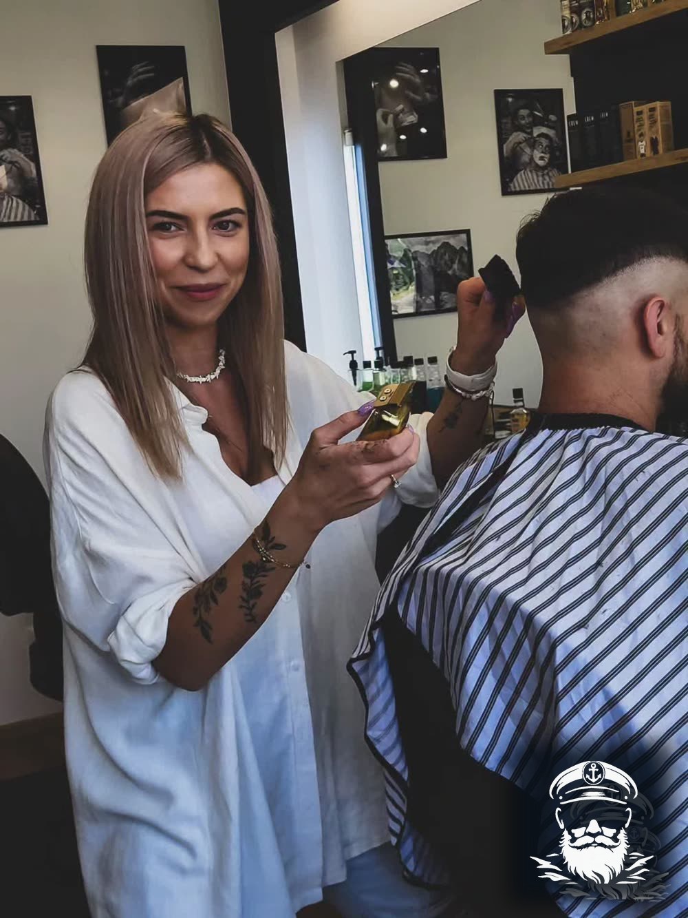 Barberka Marlena podczas strzyżenia klienta