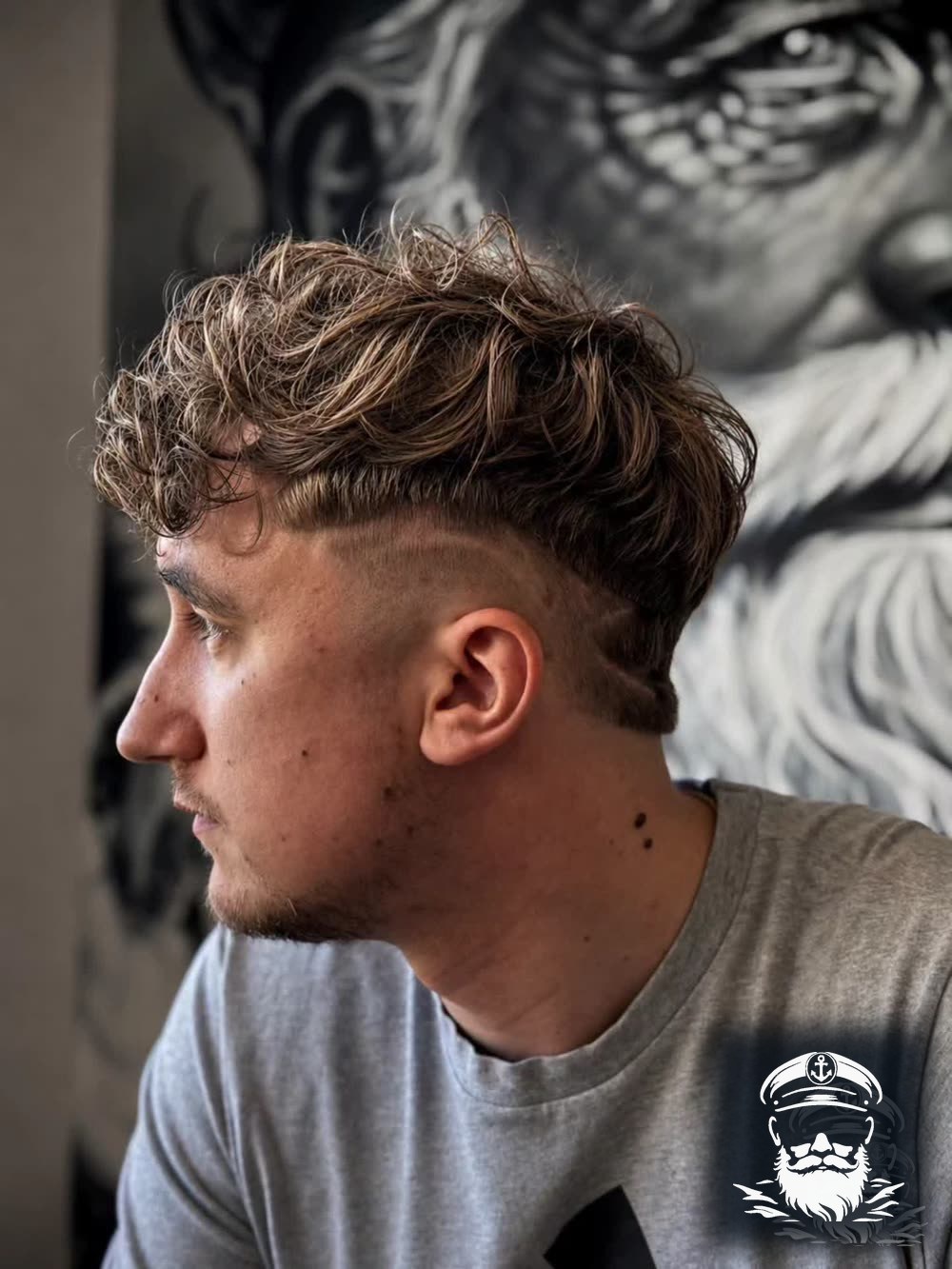 Kręcone włosy z wyraźnym fade
